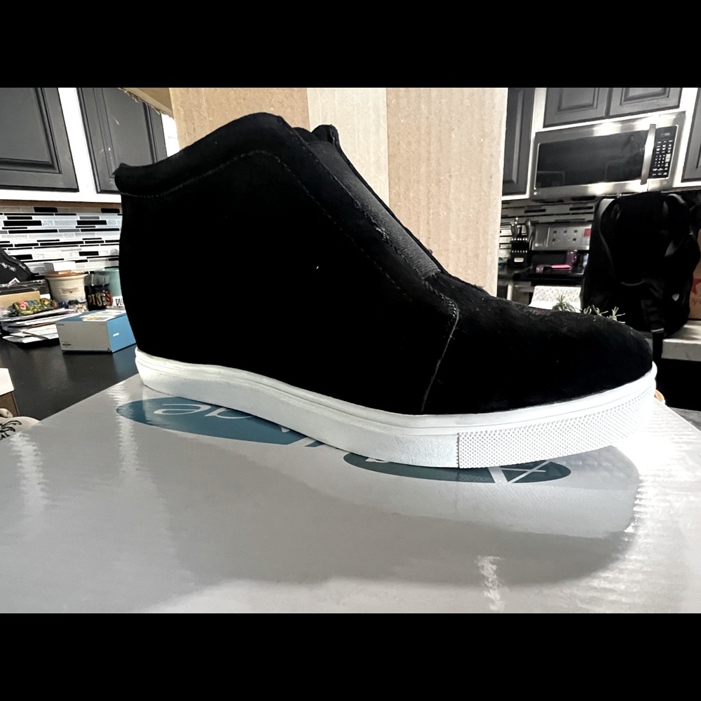 Aqua College Waterproof Sneaker - Black - Size 10 - NWT